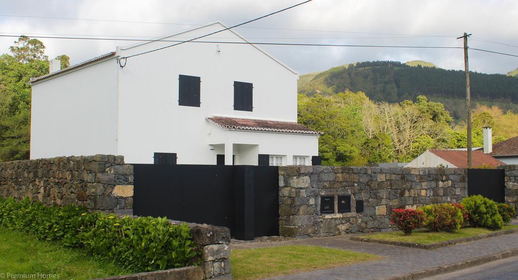 Casa das Camélias - Family Villa by the lagoon Sete Cidades Esterno foto